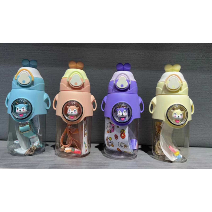 Пляшка для води C 69361 700 мл пластикова трубочка застібка із запобіжником наліпки об’ємний декор ремінець ВИДАЄТЬСЯ ТІЛЬКИ МІКС ВИДІВ